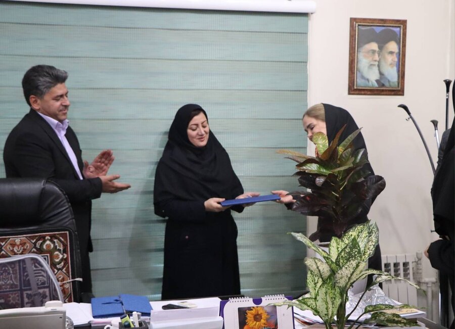 شهرری | تقدیراز مدیربهزیستی و معاون مشارکتهای مردمی شهرری | تقدیراز مدیربهزیستی و معاون مشارکتهای مردمی